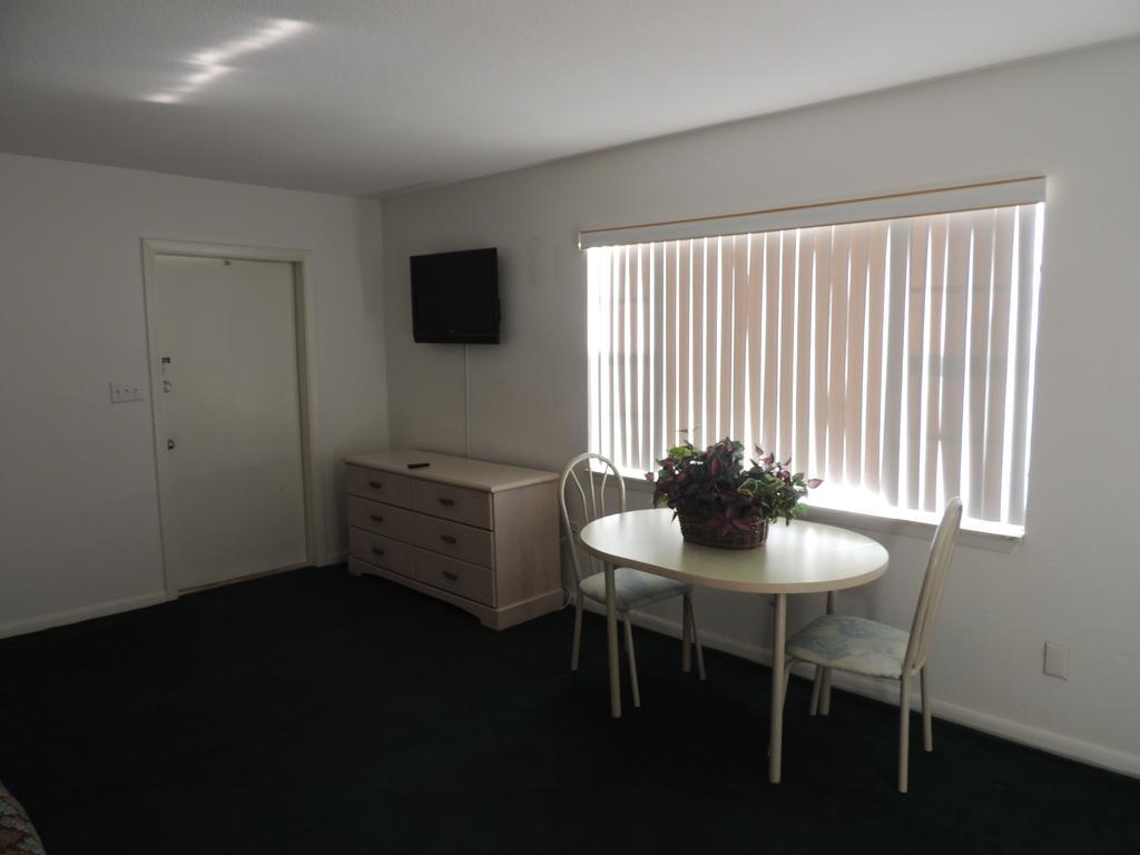 Rodeway Inn & Suites Winter Haven Chain Of Lakes Kamer foto