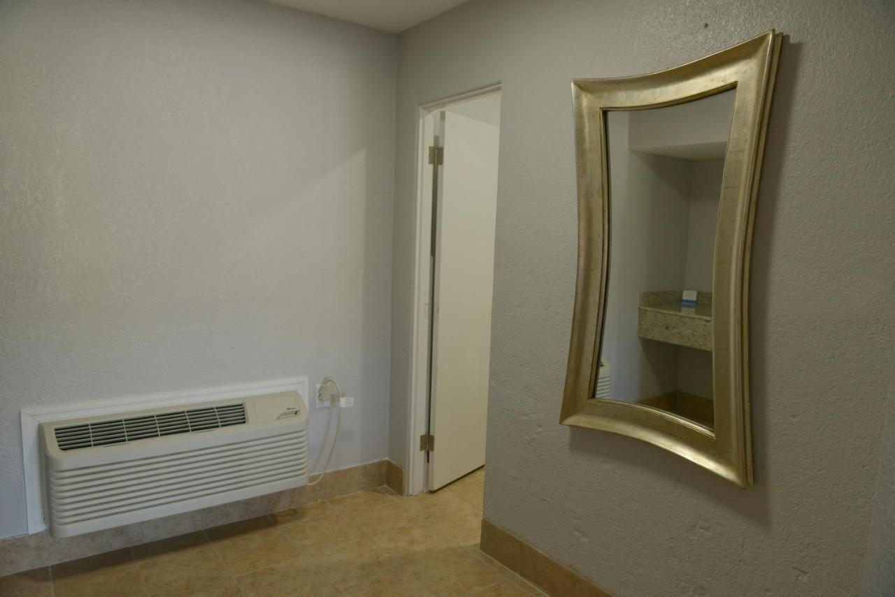 Rodeway Inn & Suites Winter Haven Chain Of Lakes Buitenkant foto